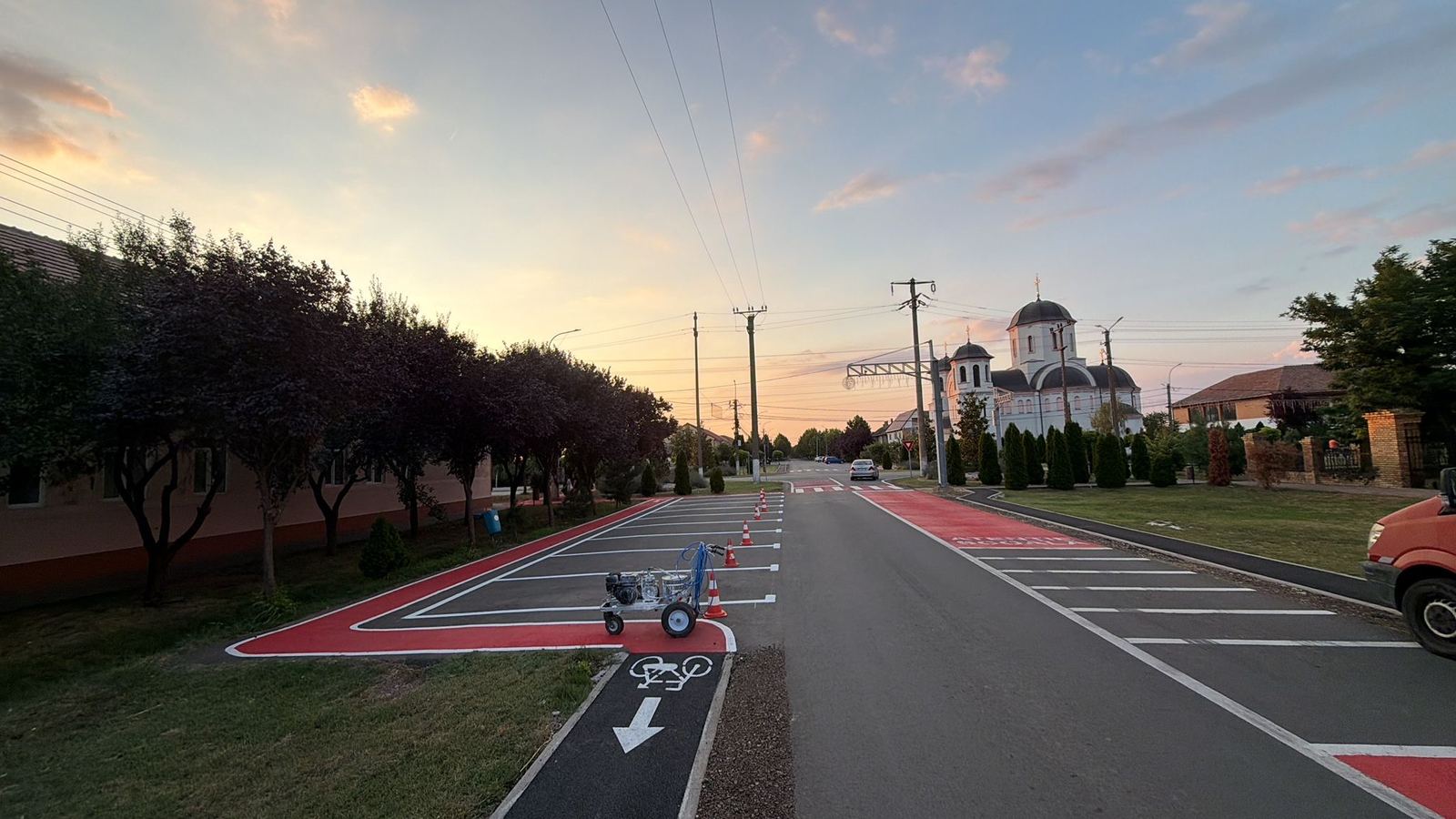 Pistă de biciclete pe bulevard la apus